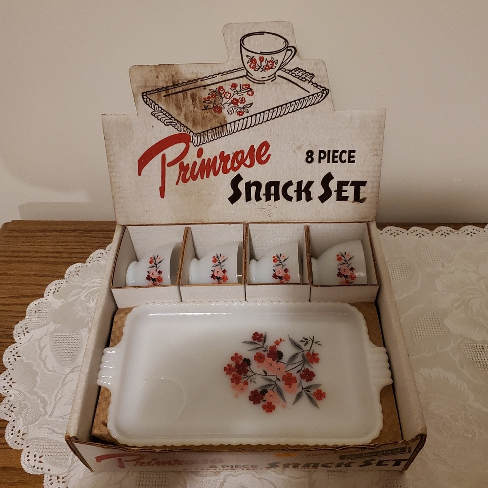 Anchorglass Heat Proof Primrose 8 piece Snack Set in Original Box